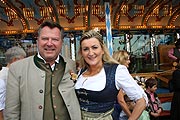 auch Kabarettistin Karin Engelhard, hier mit B&uuml;rgermeister Josef Schmid, f&uuml;hrte sp&auml;ter einen Teil der Kinder &uuml;ber den Festplatz (&copy;Foto: Martin Schmitz)